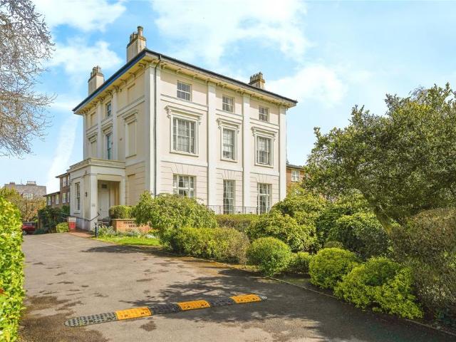 Pittville Circus Road, Cheltenham, GL52 2 bed flat to rent £1,200 pcm £277 pw