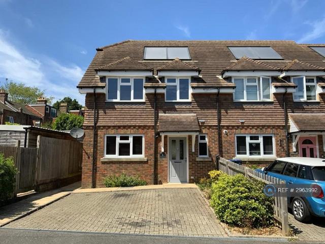 Pitwick Cottages, Crawley, RH10 3 bed semi detached house to rent £2,000 pcm £462 pw