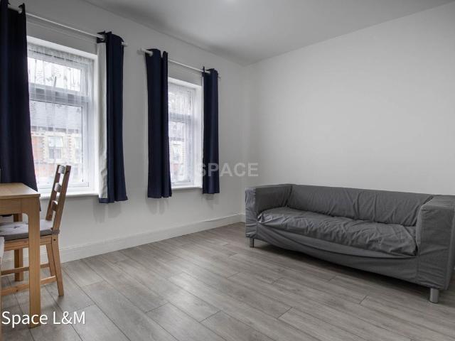 Pitcroft Avenue, Earley RG6, 1 bed flat to rent, £1,195 pcm | PrimeLocation