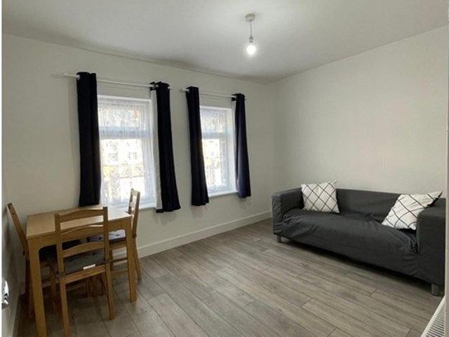 Pitcroft Avenue, Reading RG6, 1 bed flat to rent, £1,200 pcm | PrimeLocation