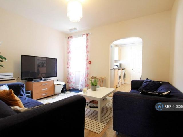 Pitcroft Avenue, Reading, RG6 4 bed terraced house to rent £2,840 pcm £655 pw