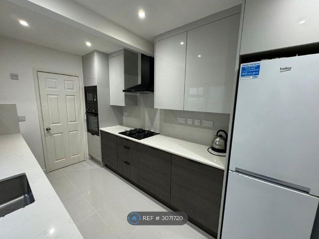 Pitcroft Avenue, Reading RG6, 6 bed terraced house to rent, £3,900 pcm | PrimeLocation