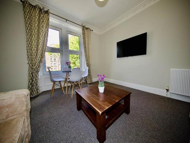 Pitkerro Road, Dundee, 2 bed flat to rent £800 pcm £185 pw