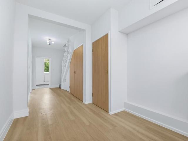 Pitshanger Lane, London, Ealing W5, 4 bed flat to rent, £2,625 pcm | PrimeLocation