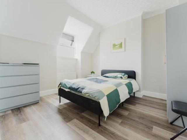 Pitshanger Lane, W5 1QP 1 bed in a house share to rent £1,250 pcm £288 pw
