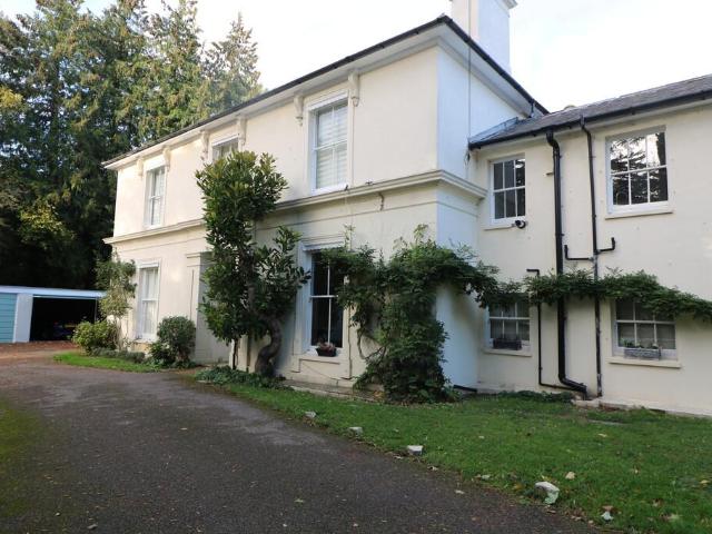 Pixham Lane 2 bed apartment to rent £1,700 pcm £392 pw