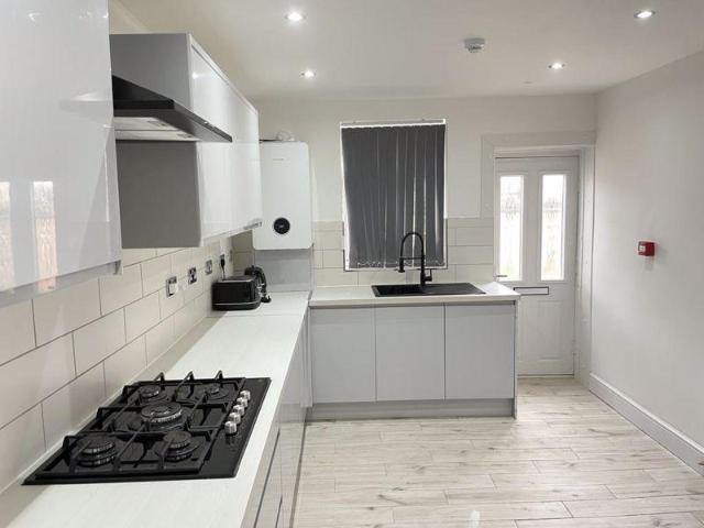 Pizza Hut Delivery, Smithdown Road, Liverpool, L15 5AE, United Kingdom | 4 bed apartment for rent #24559997 | Rentberry