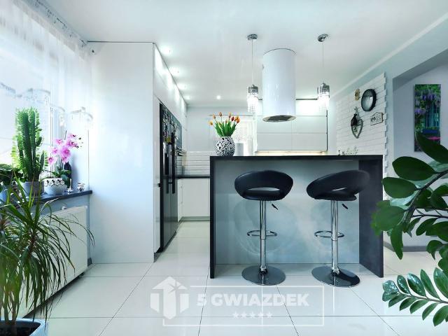 Nowoczesny dom z niezależnym lokalem i ogrodem 1021 m2