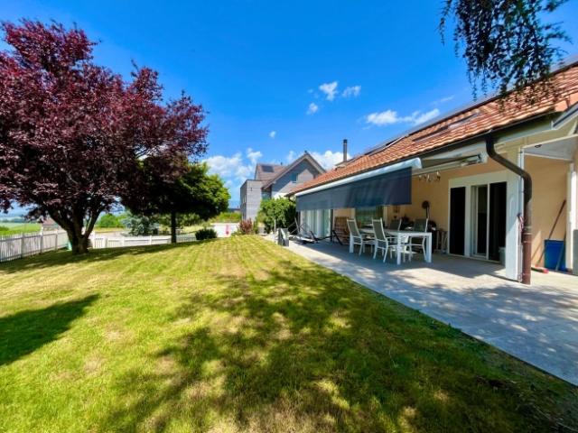 POMY – Außergewöhnliche freistehende Villa mit ausgewachsenem Garten