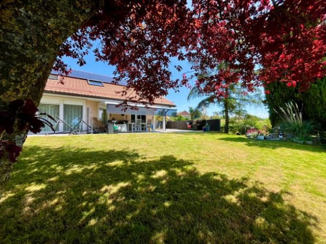 POMY – Außergewöhnliche freistehende Villa mit ausgewachsenem Garten
