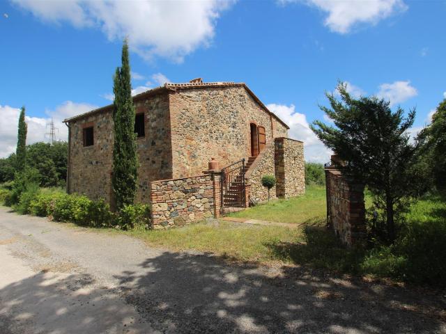 Pomarance: Vendesi casolare con giardino in posizione panora. 240m² Pomarance