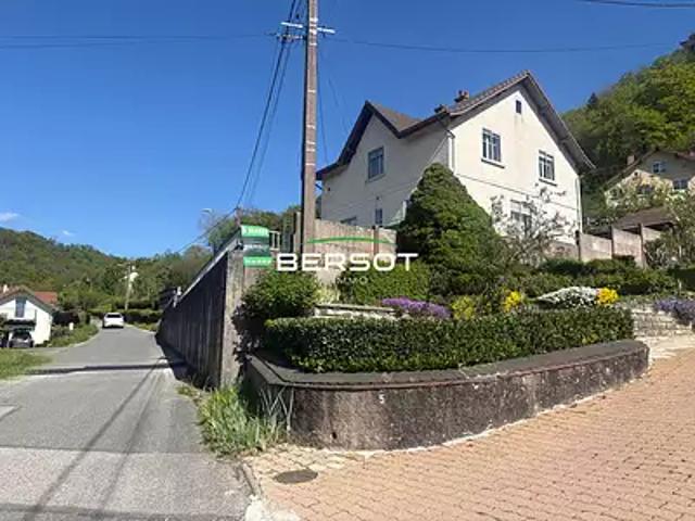 Pont de Roide Vermondans 25150 Achat / Vente maison 7 pièces t7 au dernier étage cave