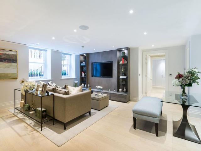 Pont Street, Knightsbridge, London, SW1X 2 bed flat to rent £5,500 pcm £1,269 pw