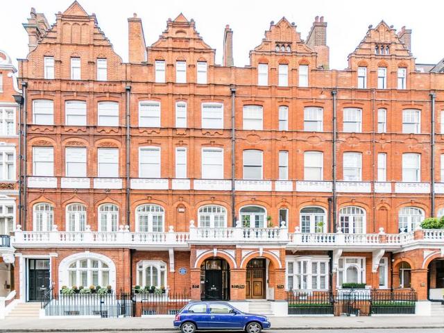 Pont Street, Knightsbridge, London, SW1X 2 bed flat to rent £8,996 pcm £2,076 pw