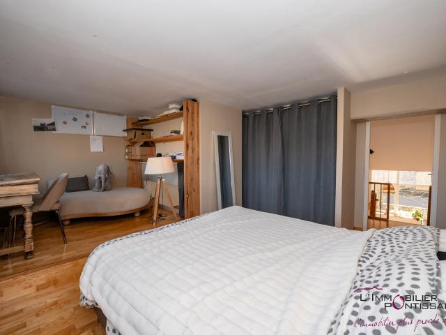 PONTARLIER LOFT DE TYPE 4: JARDIN, GARAGE, CAVE et GRENIER