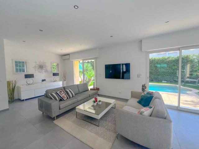 Ponteil – Villa rénovée avec piscine à quelques pas des plag. 138m² Antibes