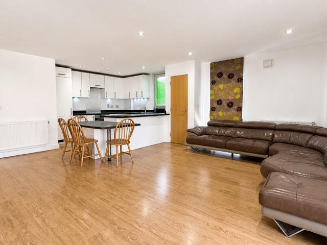 Pontes Avenue, Hounslow, Greater. 2 bed flat to rent £2,250 pcm £519 pw