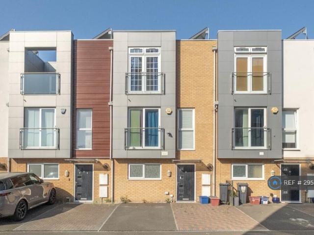 Pontes Avenue, Hounslow, TW3 4 bed terraced house to rent £2,790 pcm £644 pw