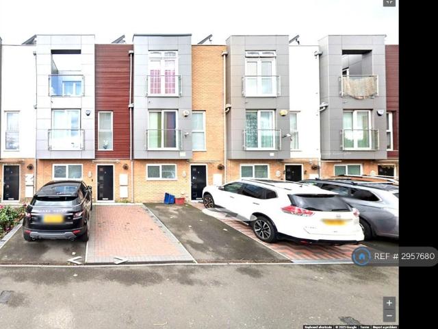Pontes Avenue, Hounslow, TW3 4 bed terraced house to rent £2,800 pcm £646 pw