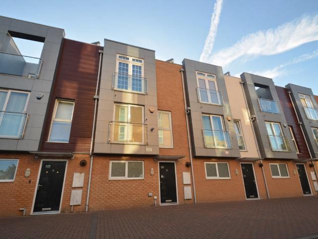 Pontes Avenue, Hounslow TW3, 4 bed terraced house to rent, £3,200 pcm | PrimeLocation