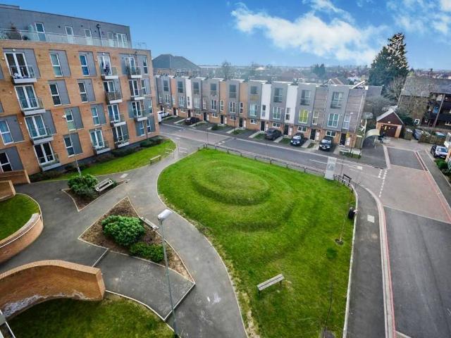 Pontes Avenue, Hounslow TW3, 2 bed flat to rent, £1,995 pcm | PrimeLocation