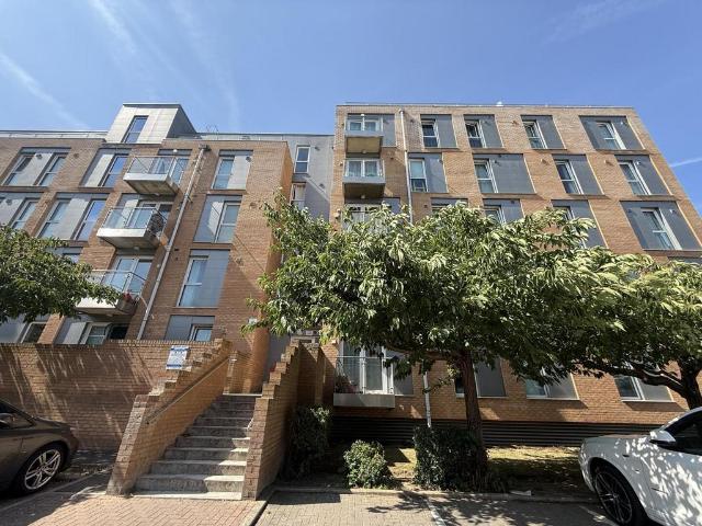 Pontes Avenue, Hounslow 2 bed house to rent £2,250 pcm £519 pw