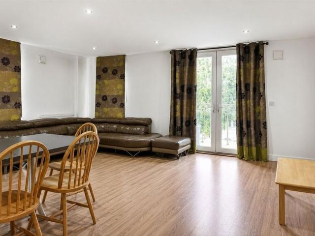 Pontes Avenue, TW3, London
