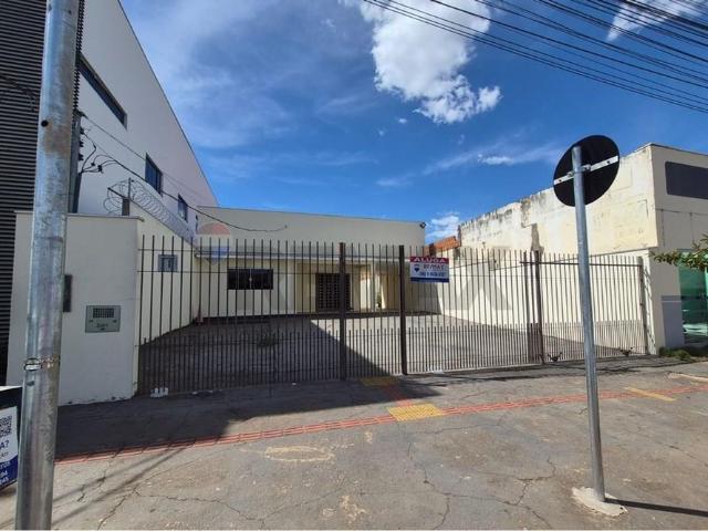 PONTO ESTRATÉGICO NO CENTRO: Casa Comercial Ampla com mais de 3 VAGAS!