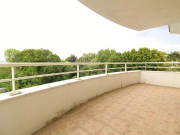 PONTOISE Appartement avec ascenseur, terrasse, cave et 2 places de parking.