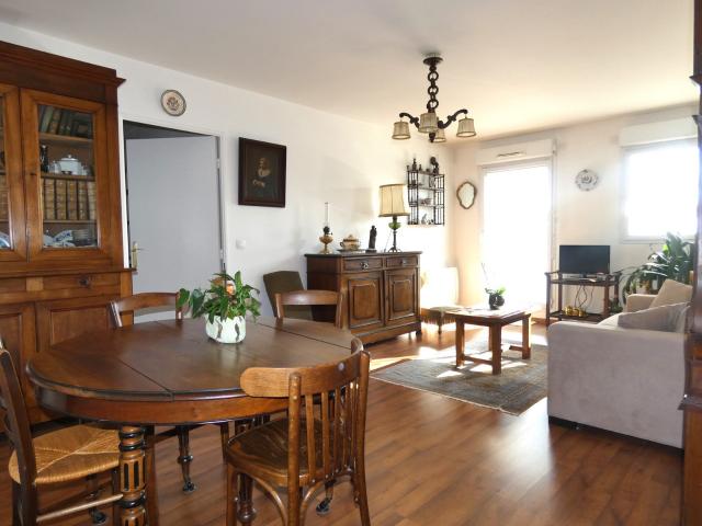 PONTOISE Appartement avec ascenseur, terrasse, cave et 2 places de parking.