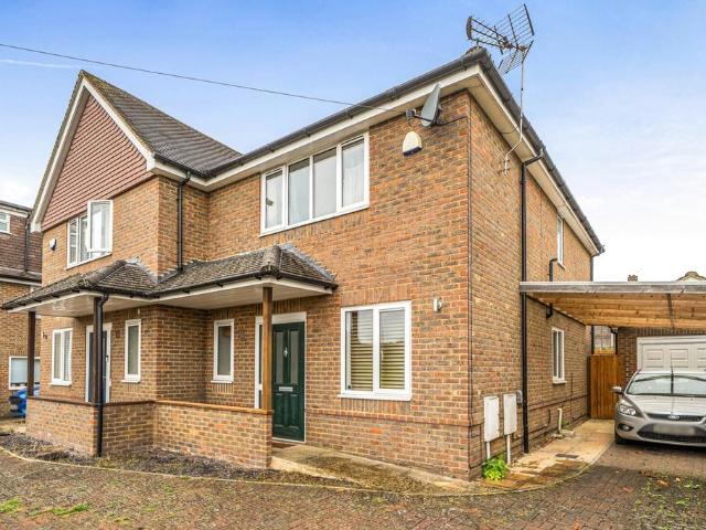 Pond Park Road, Chesham. 3 bed semi detached house to rent £2,150 pcm £496 pw
