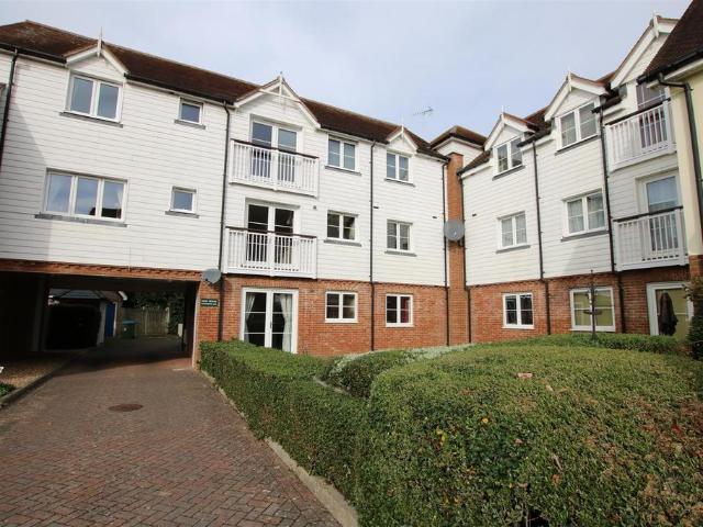 Pondtail Park, Horsham, West Sussex 2 bed apartment to rent £1,350 pcm £312 pw