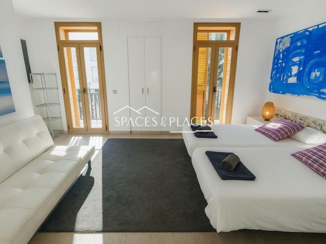Ponemos a su disposición este singular chalet unifamiliar a tan solo unos metros de la playa