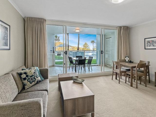 Pool deck furnished apartment 3 month lease