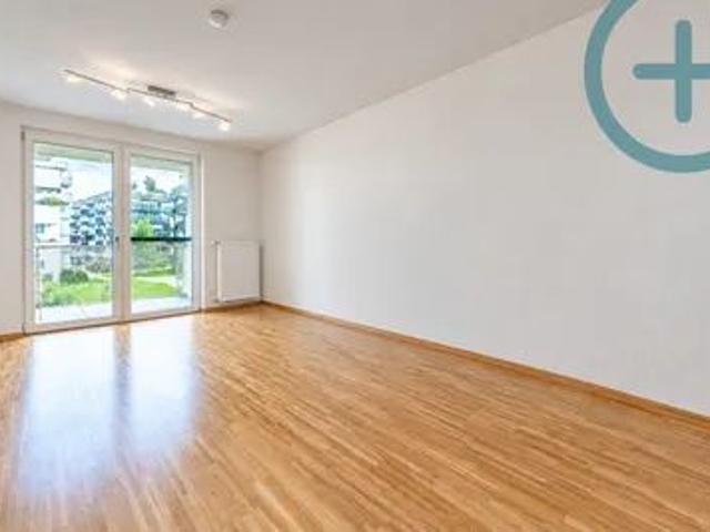 Pool inklusive: Moderne Neubauwohnung mit Loggia