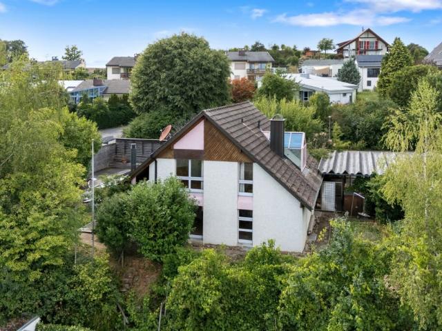 Pool, Sauna und Wintergarten: Freistehendes EFH mit viel Potenzial