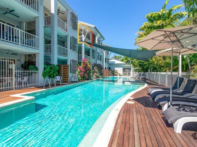 POOL VIEW APARTMENT STROLL TO TOWN AND BEACH