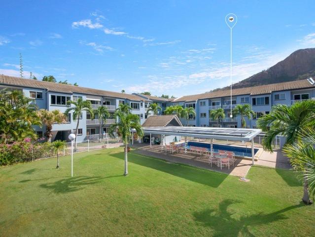Pool View Apartment, Walk to The Strand