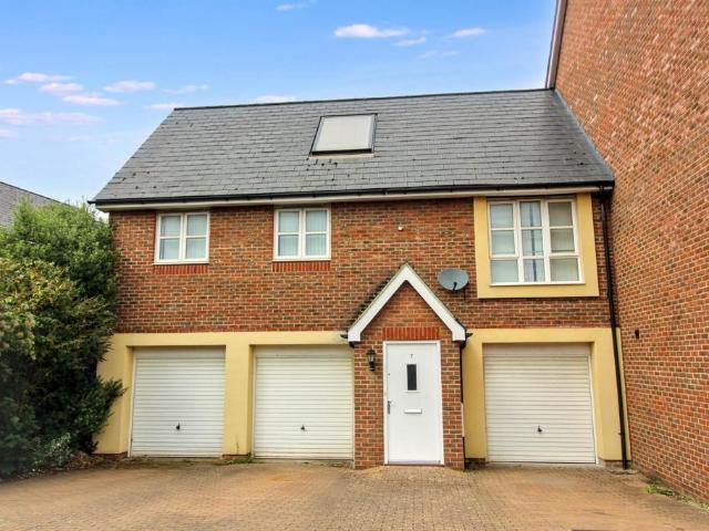 Poole Close, Aylesbury 2 bed coach house to rent £1,300 pcm £300 pw