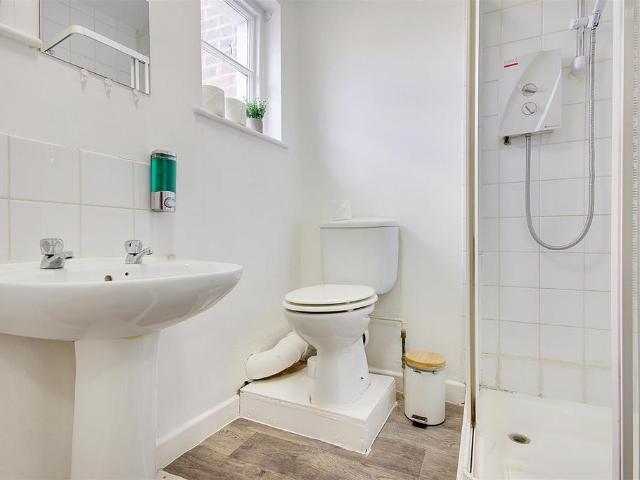 Poole Hill, Bournemouth 4 bed house to rent £575 pcm £133 pw