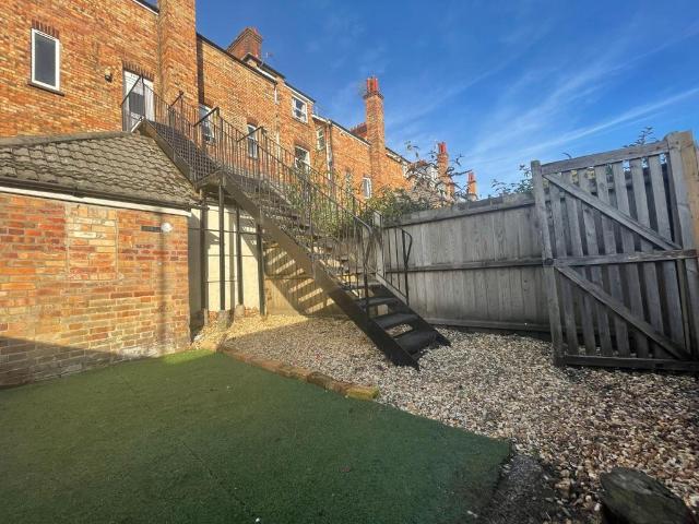 Poole Road, Branksome, Poole, Dorset. 3 bed flat to rent £1,200 pcm £277 pw