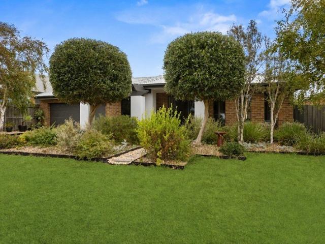 Poolside Comfort in the Heart of Torquay