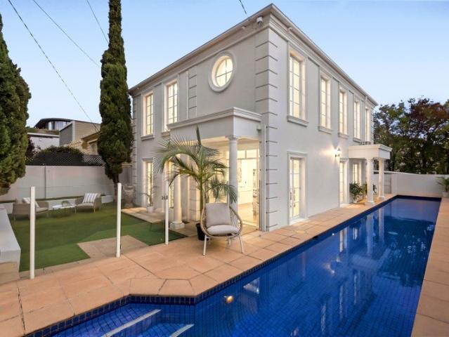 Poolside Contemporary Ease in an Unbeatable Brighton Position