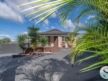 Poolside Entertaining, Exceptional Vehicle Access & Renovated Single Level Living