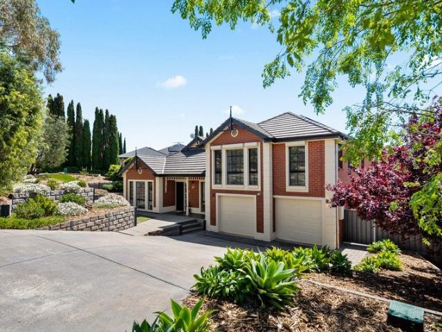 Poolside Entertaining in Prestigious Pines Estate