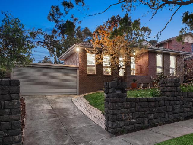 Poolside Family Entertainer In The Golden Mile