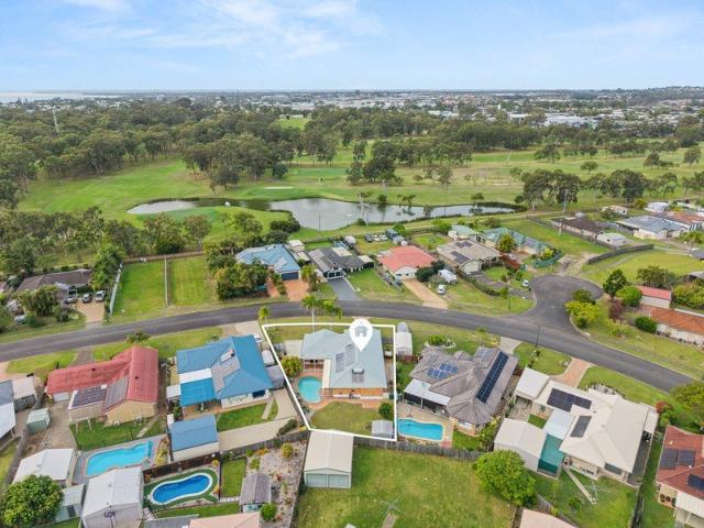 POOLSIDE FAMILY LIVING CLOSE TO THE GOLF COURSE AND EVERYDAY CONVENIENCES