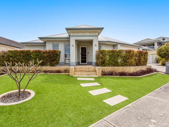 Poolside living, family space & entertaining made easy