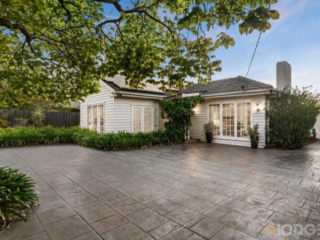 FAMILY LIVING OR BUILD YOUR DREAM IN THE PARK & SPORTS PRECINCT ON 687SQM Vendor Says Sell! All Offers Considered!