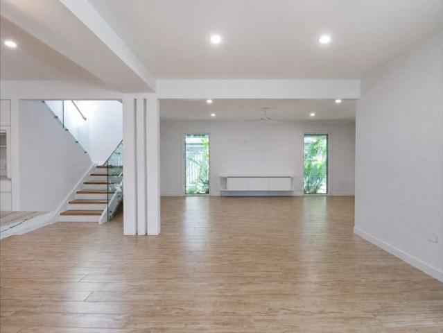 POOLSIDE LIVING, STEPS FROM GOLDEN BEACH